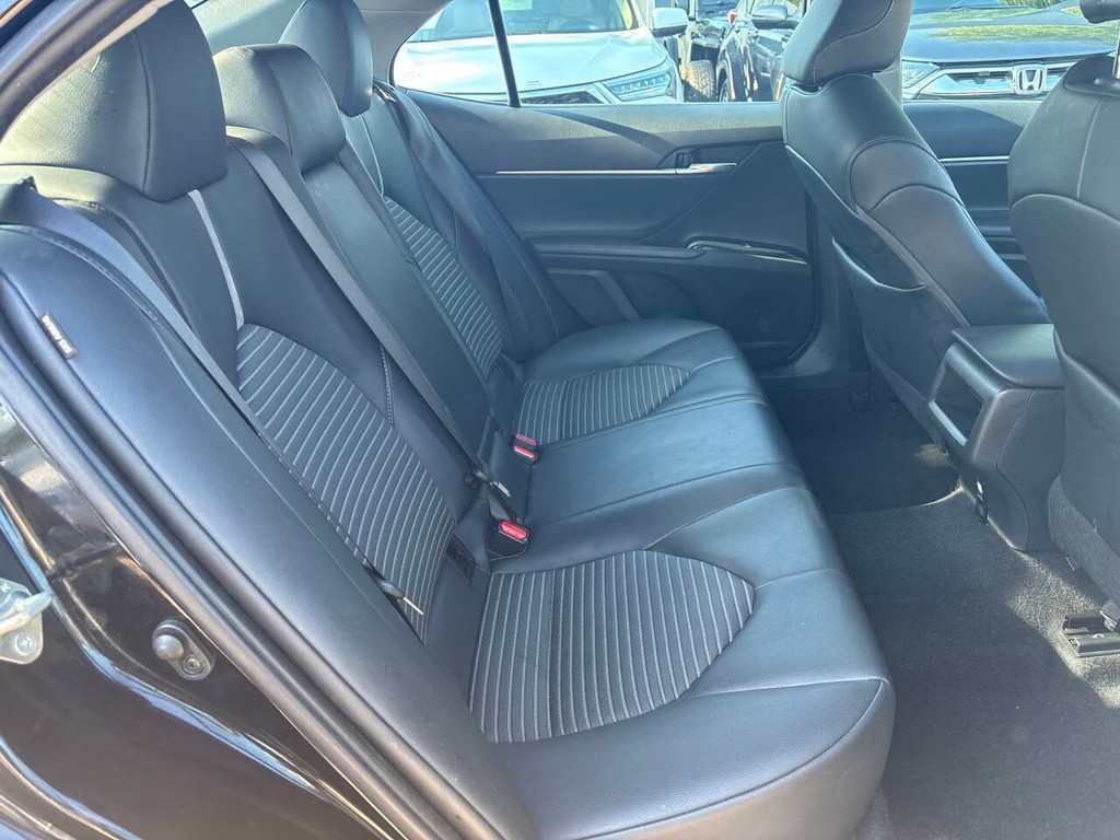 Toyota Camry Vehicle Full-screen Gallery Image 16
