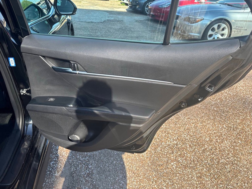 Toyota Camry Vehicle Full-screen Gallery Image 17