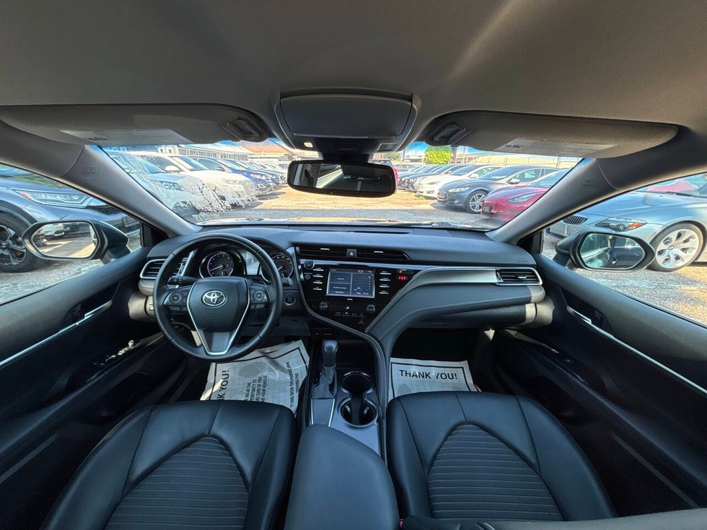 Toyota Camry Vehicle Full-screen Gallery Image 18