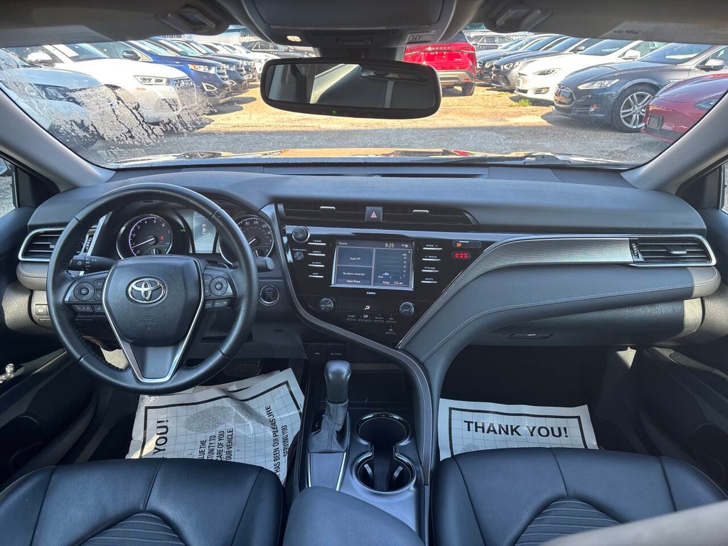 Toyota Camry Vehicle Full-screen Gallery Image 19