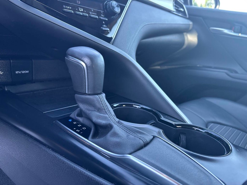 Toyota Camry Vehicle Full-screen Gallery Image 22