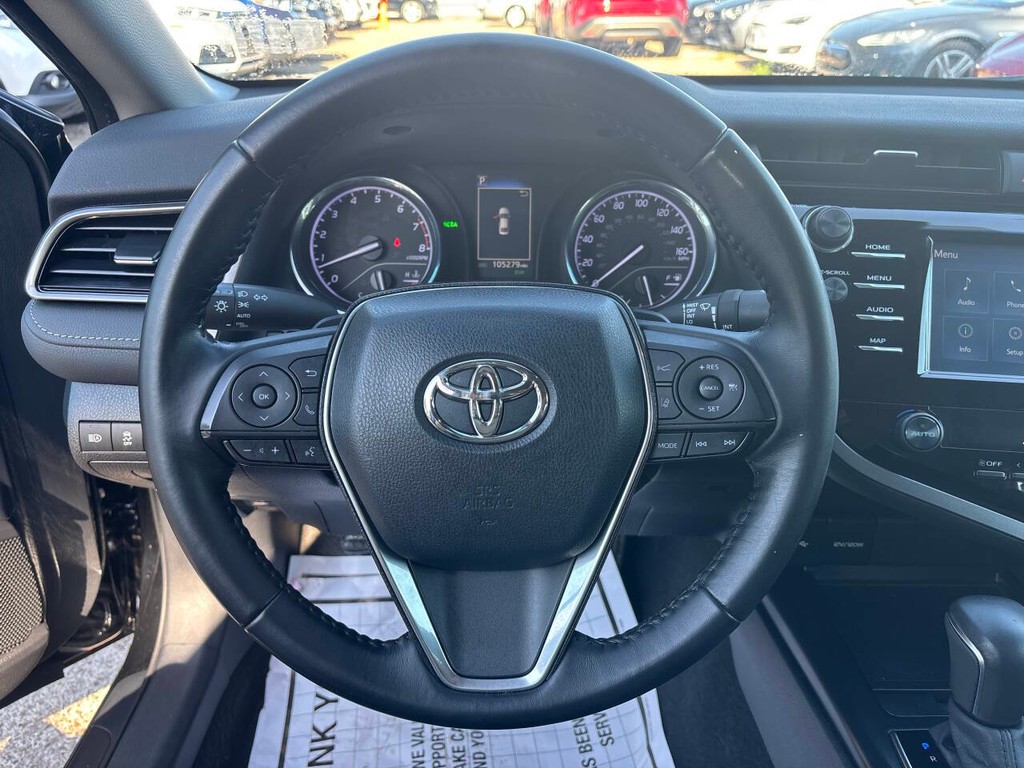 Toyota Camry Vehicle Full-screen Gallery Image 23