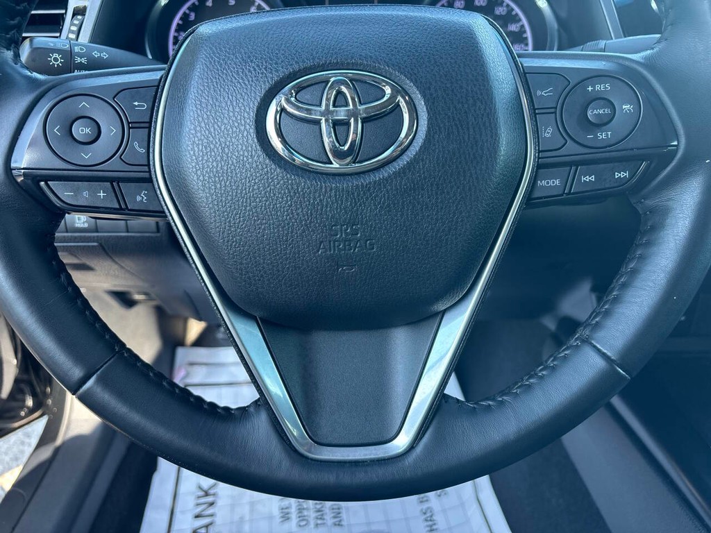 Toyota Camry Vehicle Full-screen Gallery Image 24