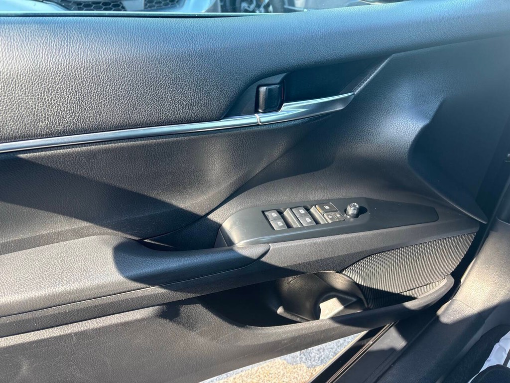 Toyota Camry Vehicle Full-screen Gallery Image 26