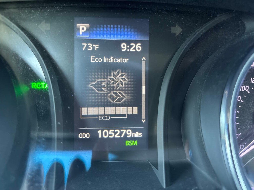 Toyota Camry Vehicle Full-screen Gallery Image 28