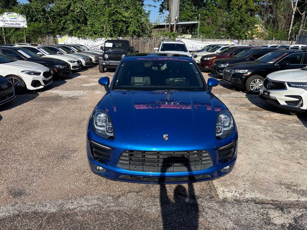 Porsche Macan Vehicle Full-screen Gallery Image 02
