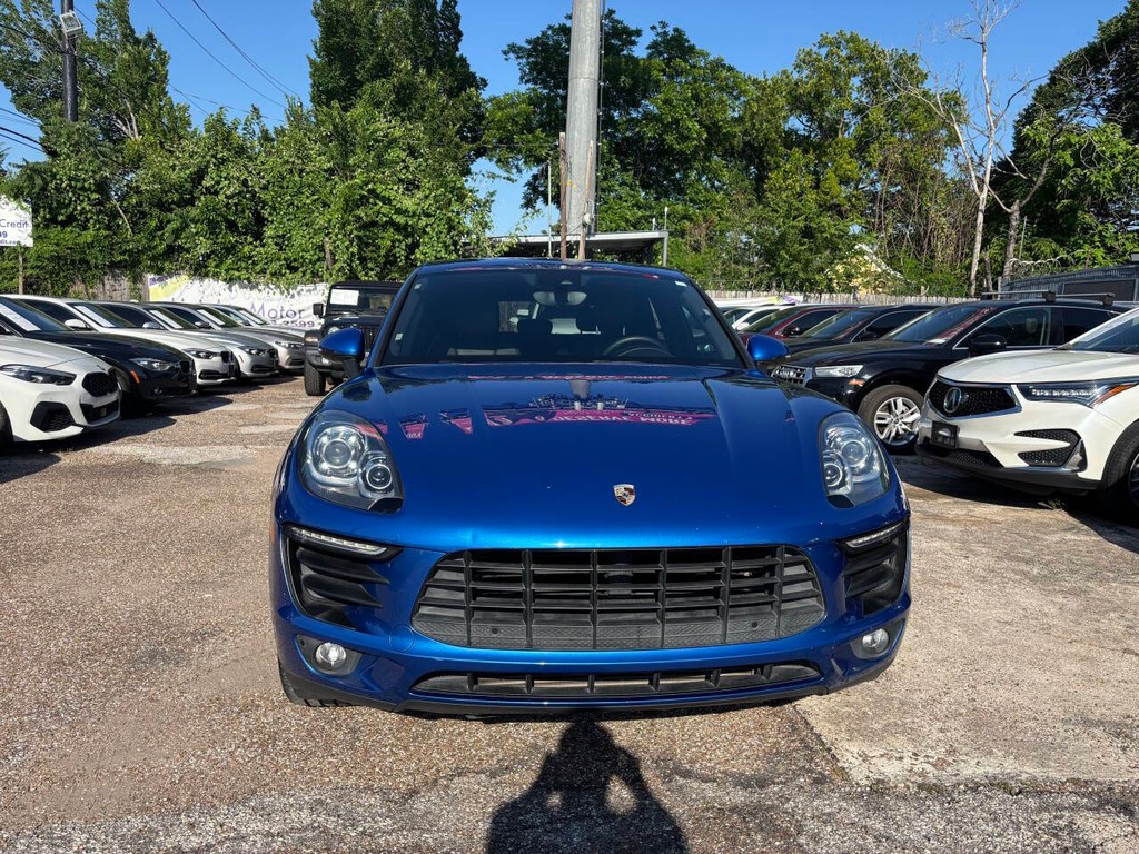 Porsche Macan Vehicle Full-screen Gallery Image 03