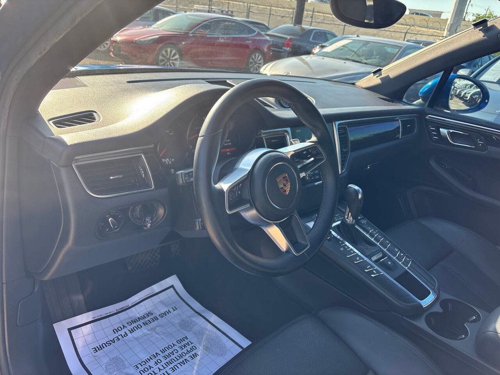 Porsche Macan Vehicle Full-screen Gallery Image 09