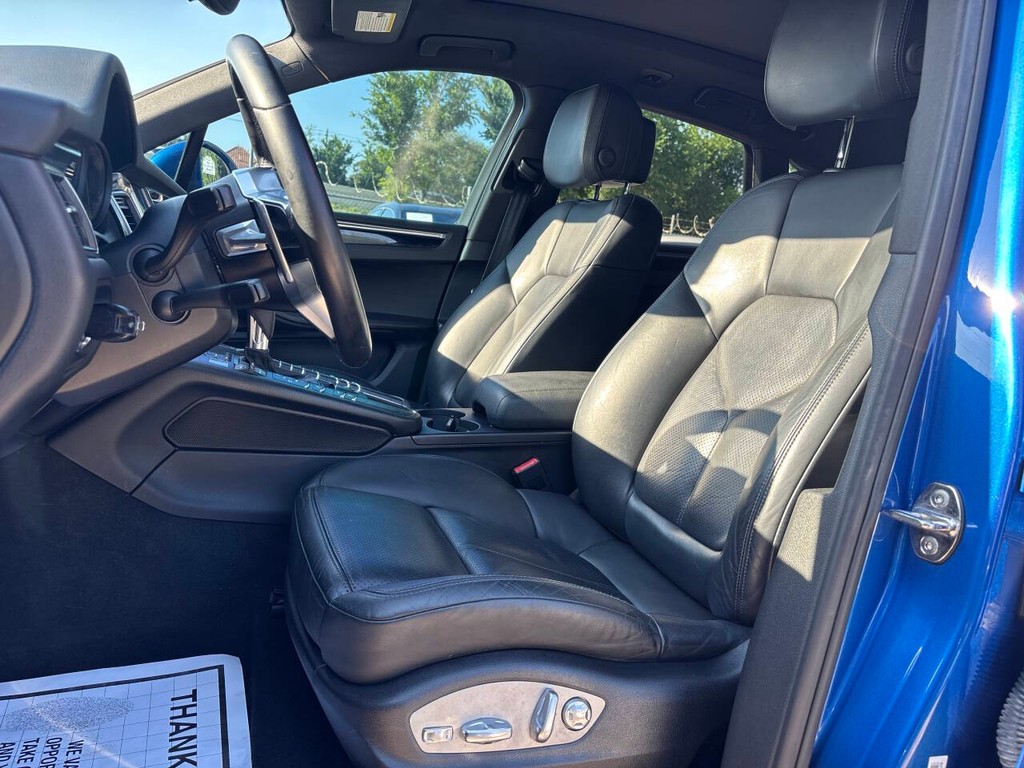 Porsche Macan Vehicle Full-screen Gallery Image 10