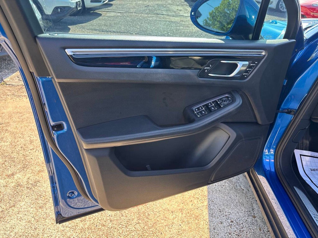 Porsche Macan Vehicle Full-screen Gallery Image 11