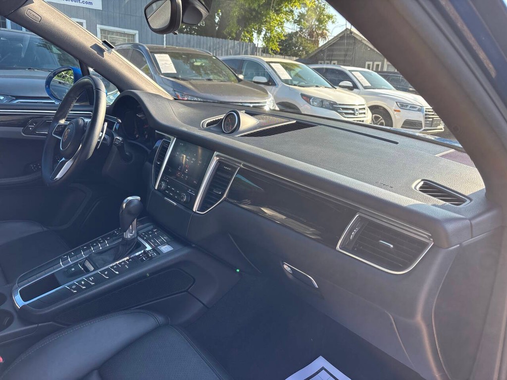 Porsche Macan Vehicle Full-screen Gallery Image 12