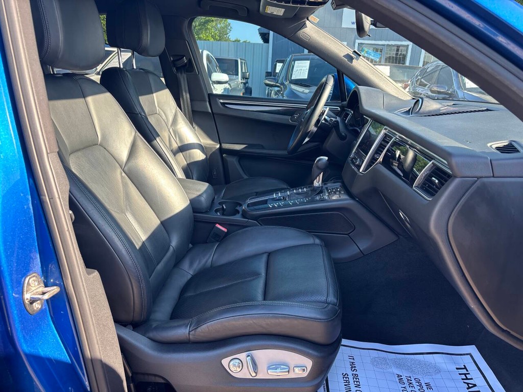 Porsche Macan Vehicle Full-screen Gallery Image 13