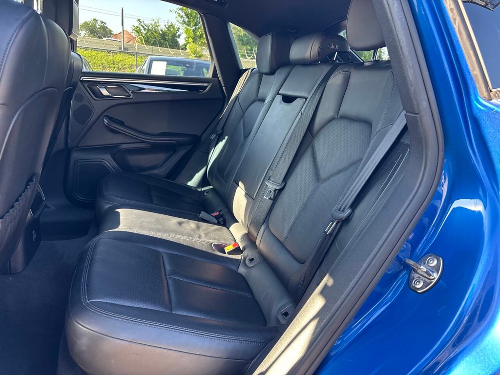 Porsche Macan Vehicle Full-screen Gallery Image 15