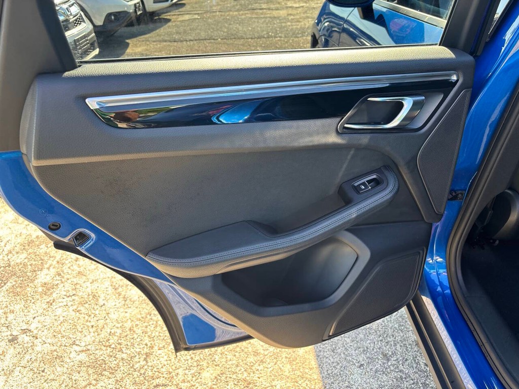Porsche Macan Vehicle Full-screen Gallery Image 16