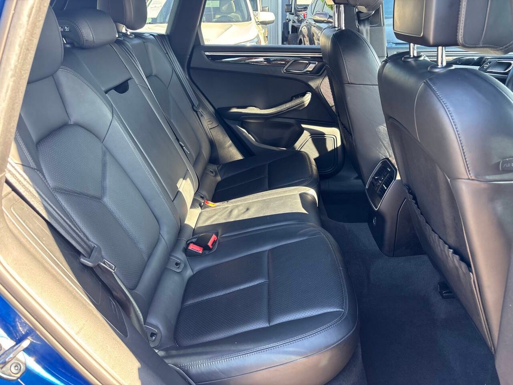 Porsche Macan Vehicle Full-screen Gallery Image 17