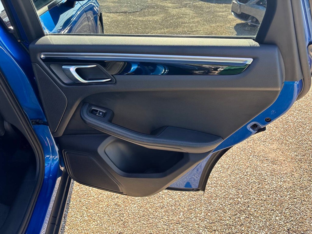 Porsche Macan Vehicle Full-screen Gallery Image 18