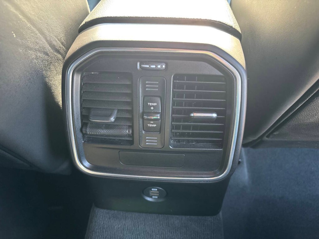 Porsche Macan Vehicle Full-screen Gallery Image 19