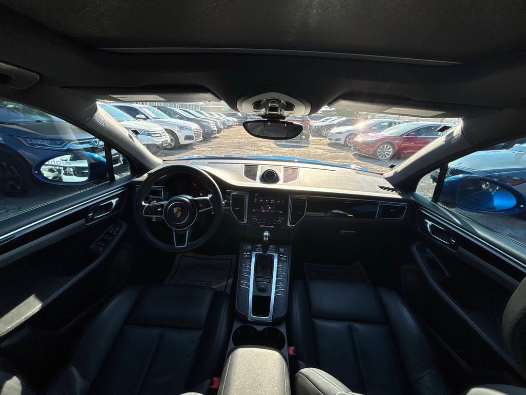 Porsche Macan Vehicle Full-screen Gallery Image 20