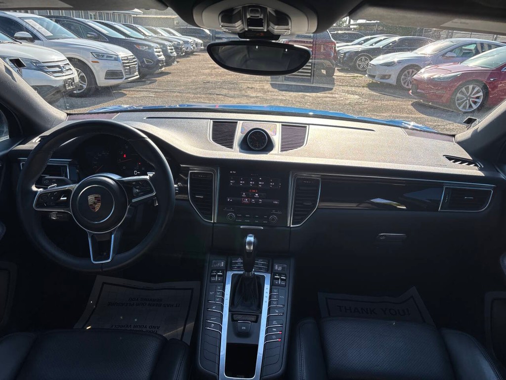 Porsche Macan Vehicle Full-screen Gallery Image 21