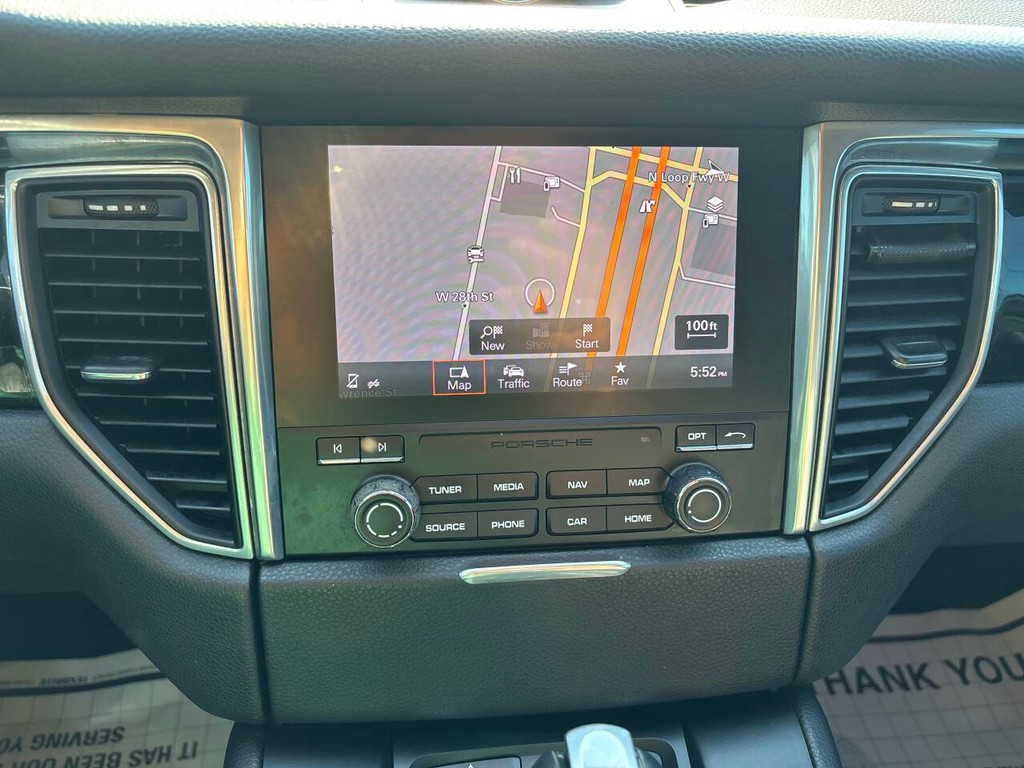 Porsche Macan Vehicle Full-screen Gallery Image 22