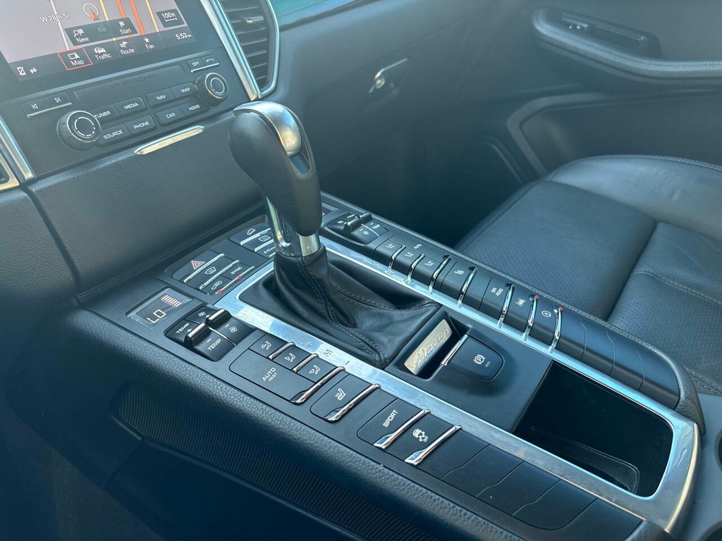 Porsche Macan Vehicle Full-screen Gallery Image 26