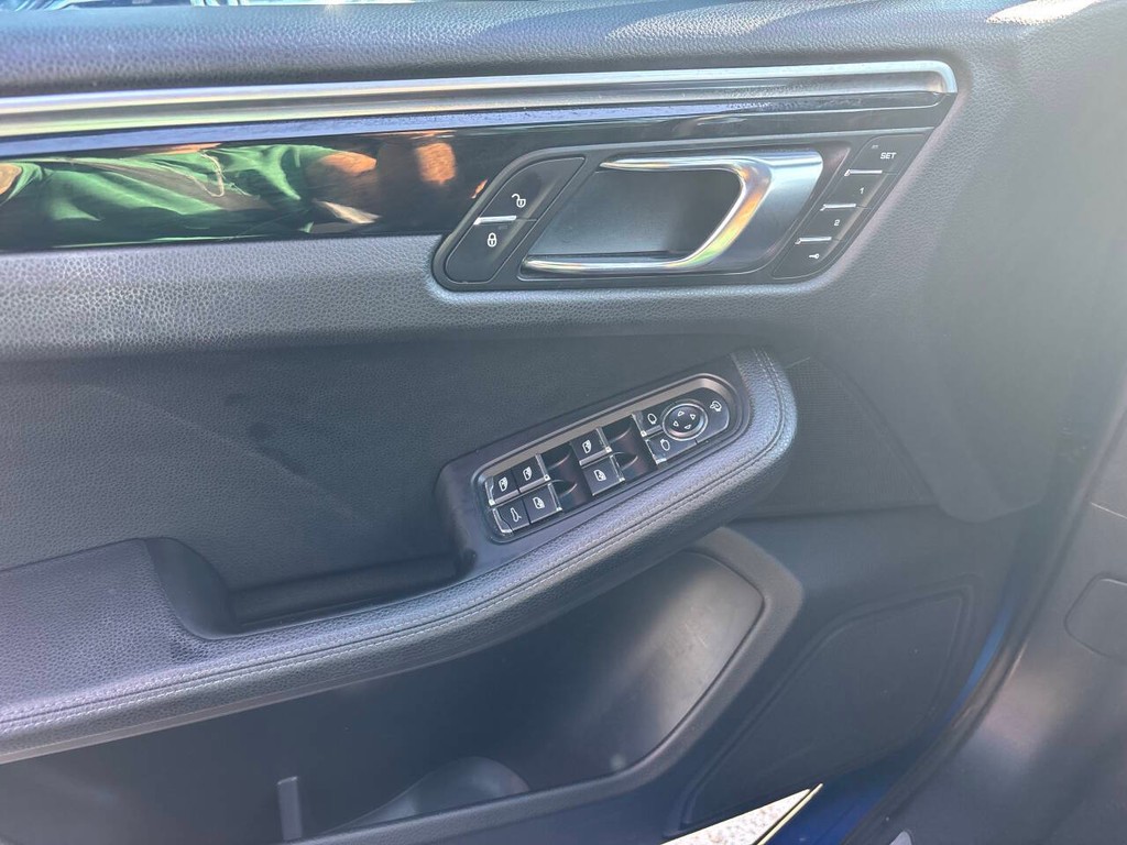 Porsche Macan Vehicle Full-screen Gallery Image 29