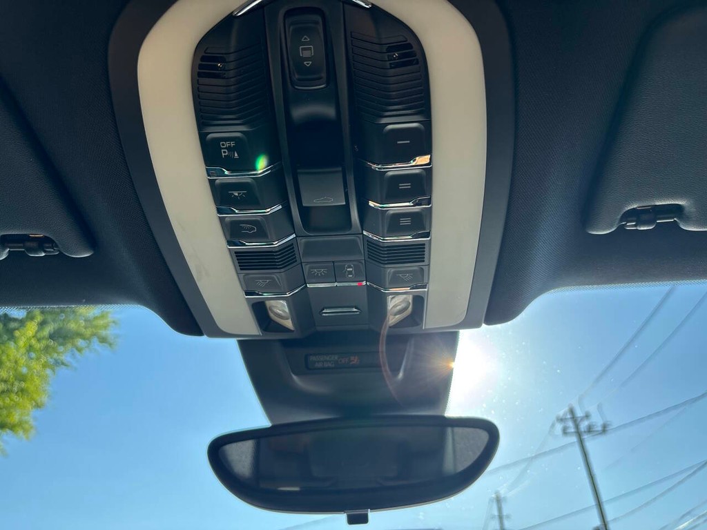 Porsche Macan Vehicle Full-screen Gallery Image 30