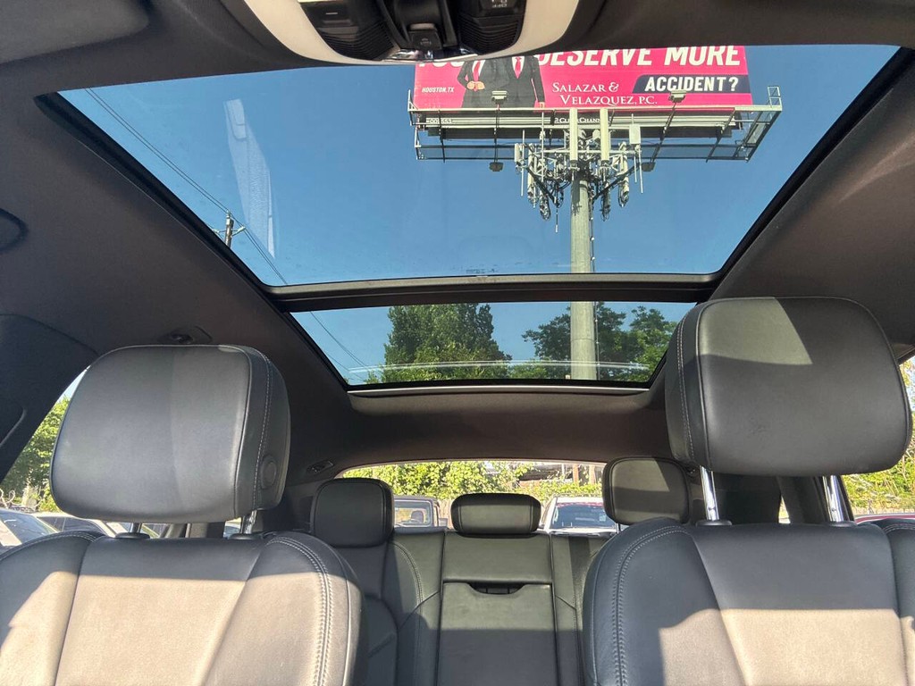 Porsche Macan Vehicle Full-screen Gallery Image 31