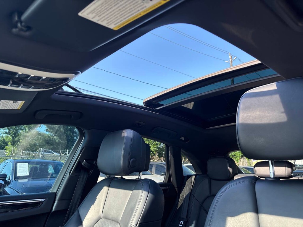 Porsche Macan Vehicle Full-screen Gallery Image 32