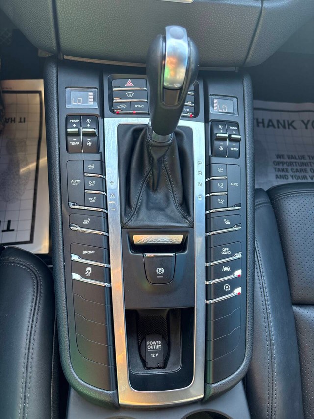 Porsche Macan Vehicle Full-screen Gallery Image 25