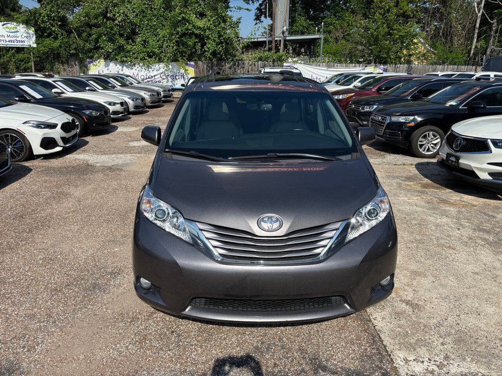 Toyota Sienna Vehicle Full-screen Gallery Image 02