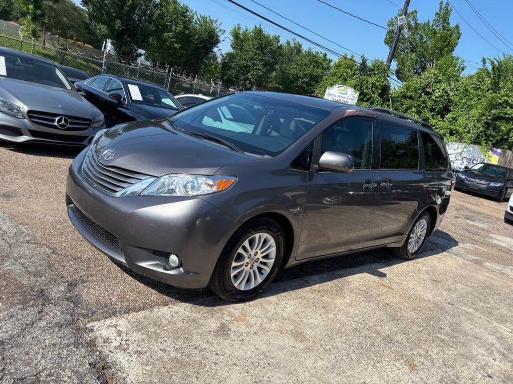 Toyota Sienna Vehicle Full-screen Gallery Image 03