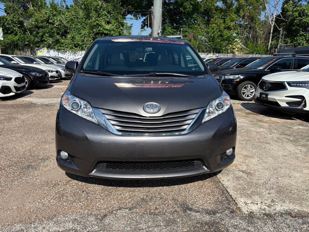 Toyota Sienna Vehicle Full-screen Gallery Image 04