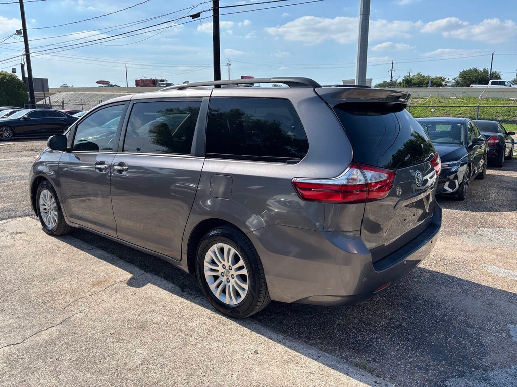 Toyota Sienna Vehicle Full-screen Gallery Image 05