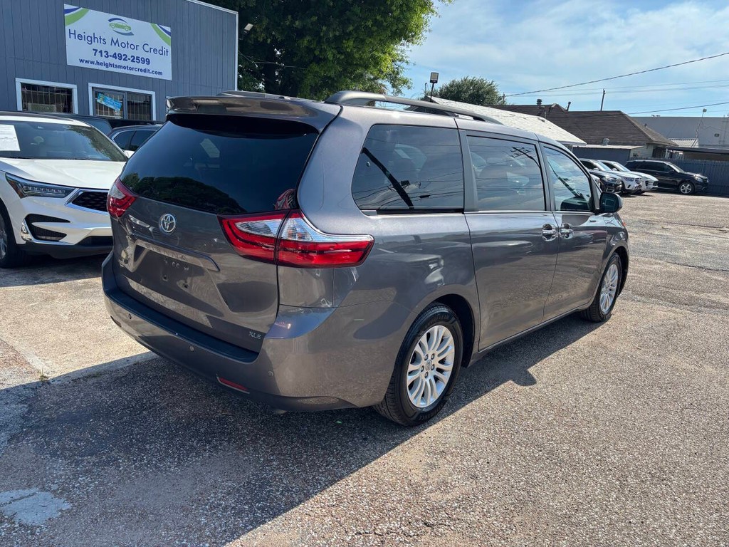 Toyota Sienna Vehicle Full-screen Gallery Image 07