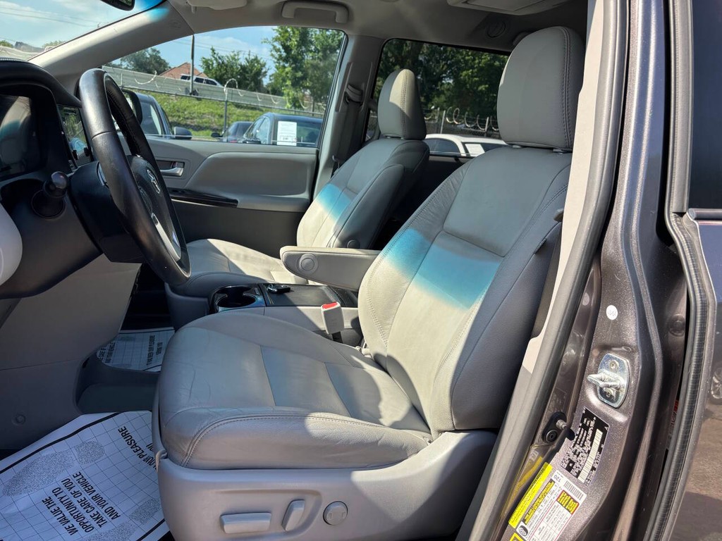 Toyota Sienna Vehicle Full-screen Gallery Image 09