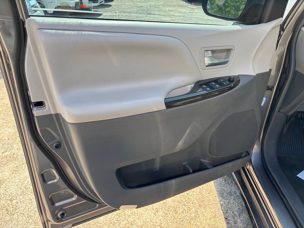 Toyota Sienna Vehicle Full-screen Gallery Image 10