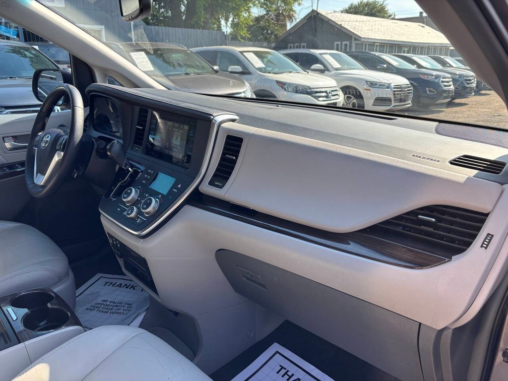 Toyota Sienna Vehicle Full-screen Gallery Image 11