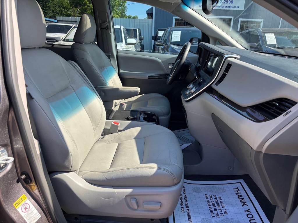 Toyota Sienna Vehicle Full-screen Gallery Image 12