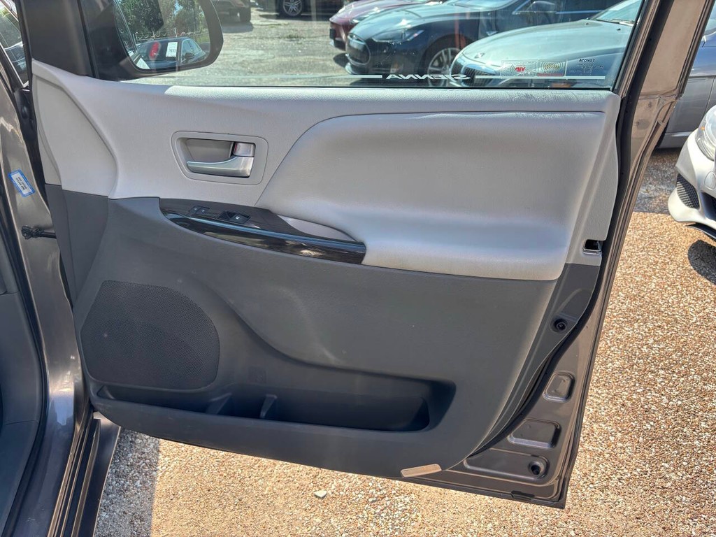 Toyota Sienna Vehicle Full-screen Gallery Image 13
