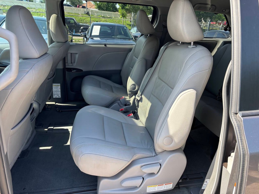 Toyota Sienna Vehicle Full-screen Gallery Image 14