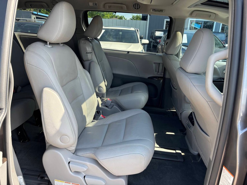 Toyota Sienna Vehicle Full-screen Gallery Image 15