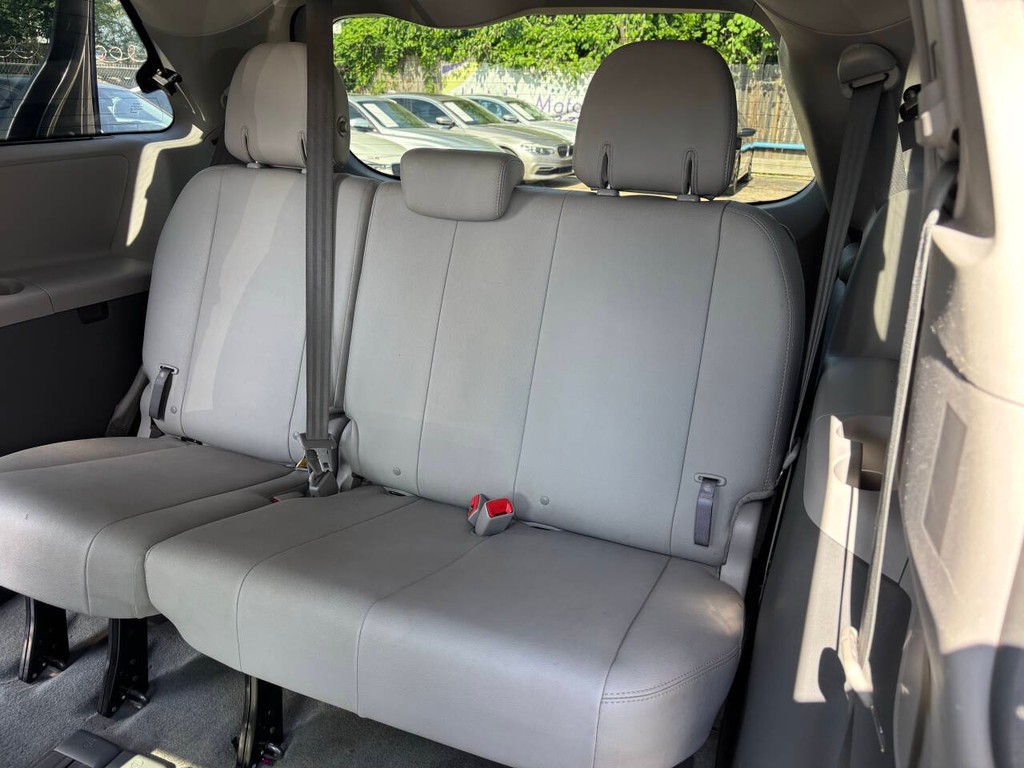 Toyota Sienna Vehicle Full-screen Gallery Image 16