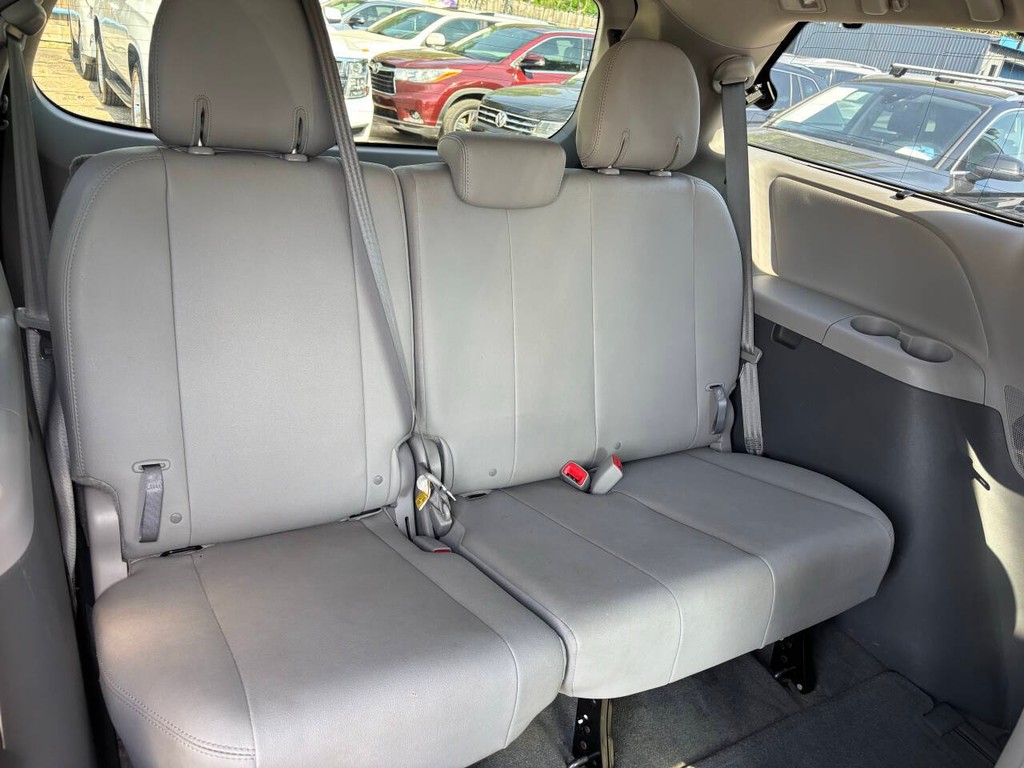Toyota Sienna Vehicle Full-screen Gallery Image 17
