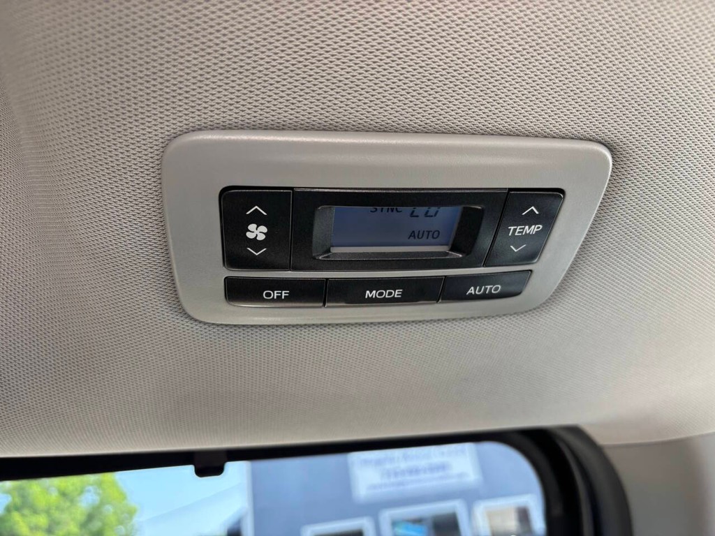 Toyota Sienna Vehicle Full-screen Gallery Image 18