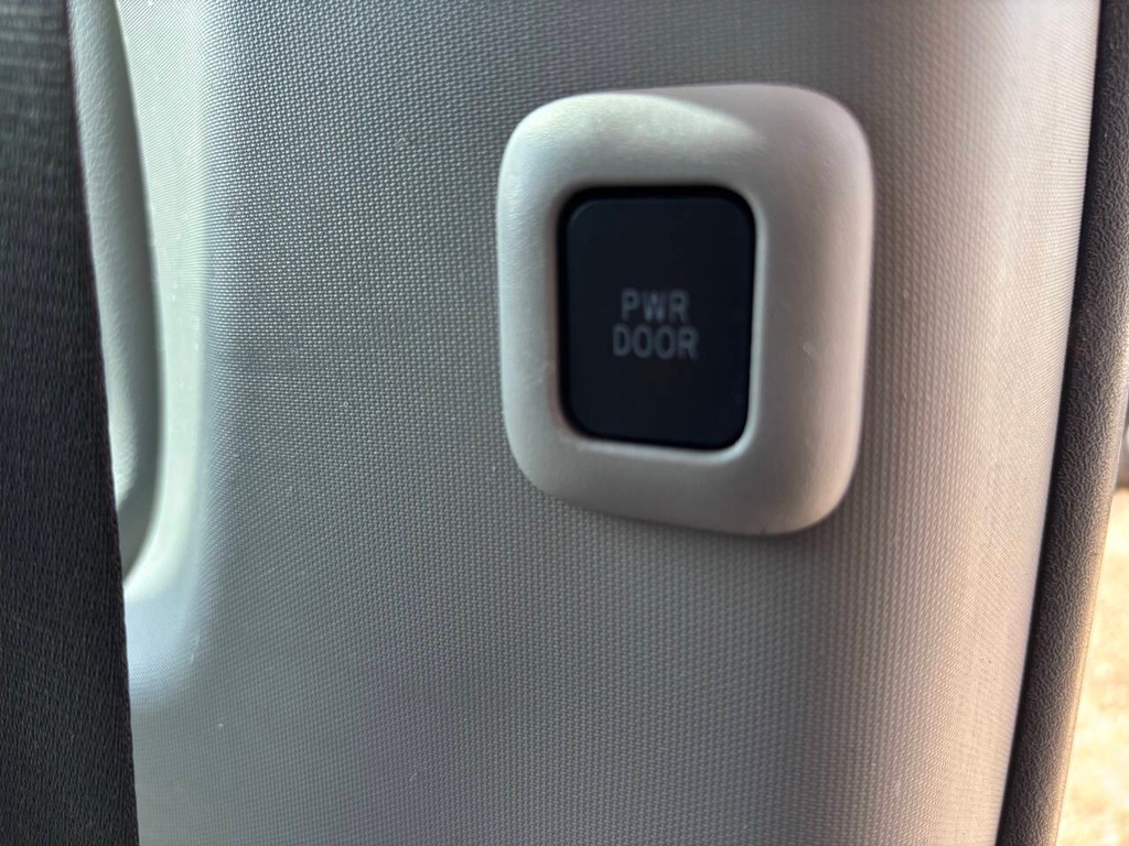 Toyota Sienna Vehicle Full-screen Gallery Image 19