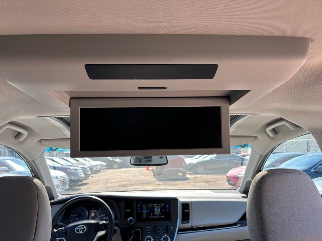 Toyota Sienna Vehicle Full-screen Gallery Image 20