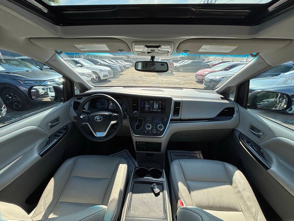 Toyota Sienna Vehicle Full-screen Gallery Image 21