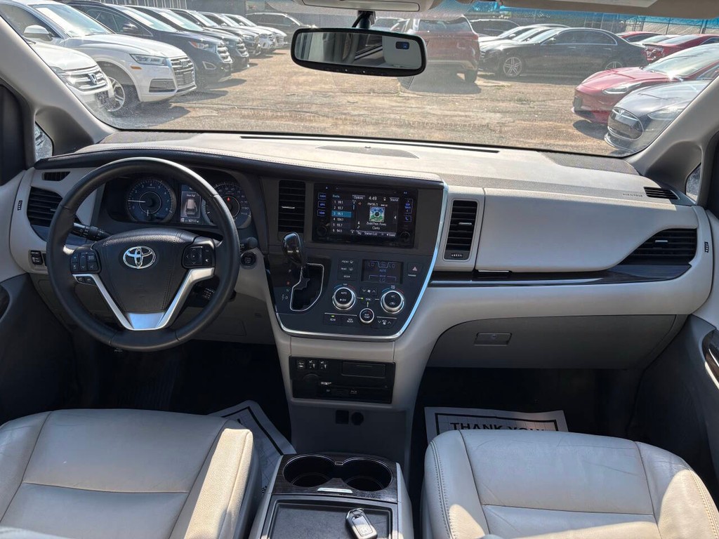 Toyota Sienna Vehicle Full-screen Gallery Image 22