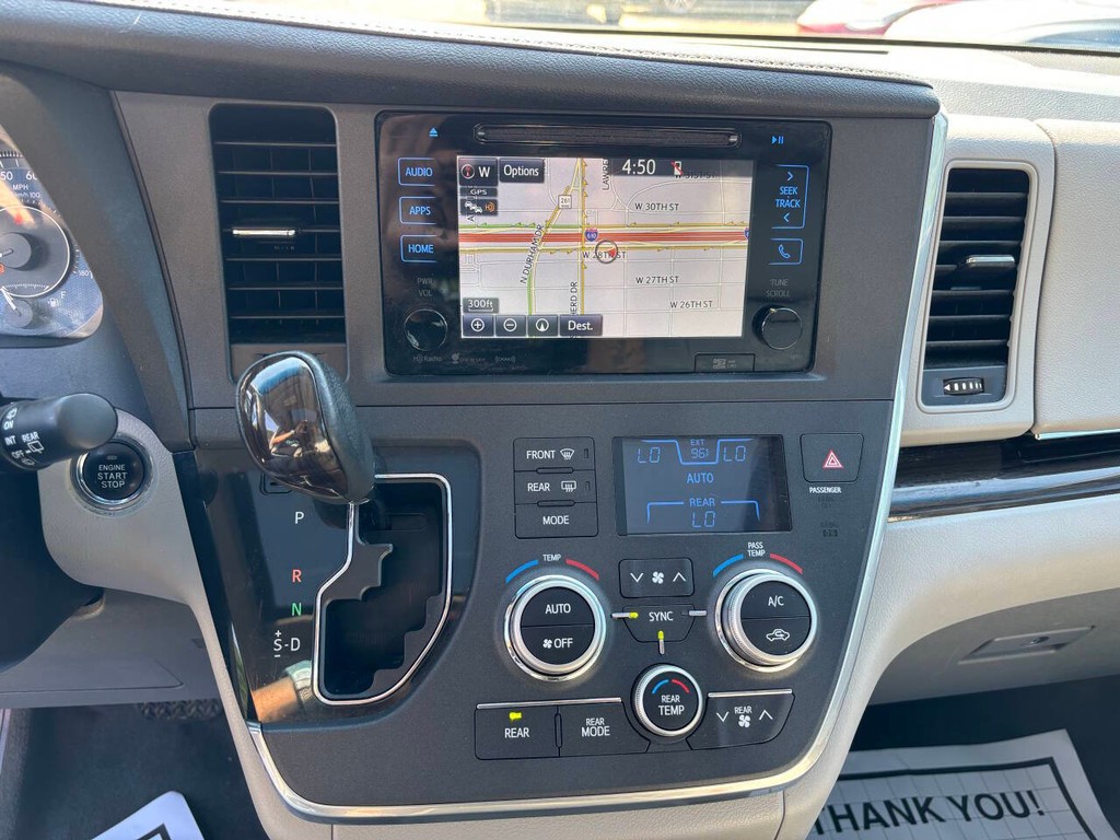 Toyota Sienna Vehicle Full-screen Gallery Image 23